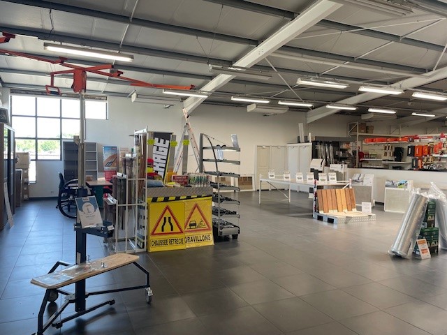 Déstockage en cours à Fleurance dans le Gers sur du bricolage et du carrelage, venez vite !