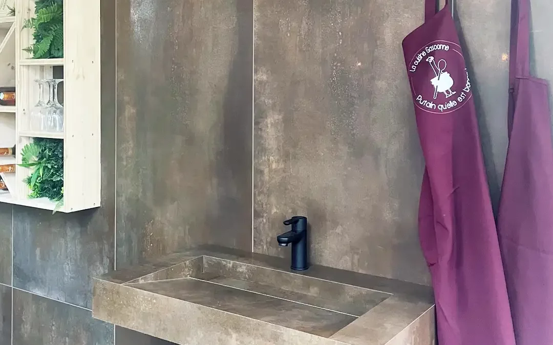 Une vasque en carrelage sur mesure : quand l&rsquo;artisanat sublime la salle de bains